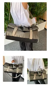 Triple vista de una gran bolsa de viaje con correas ajustables y tela gris impermeable
