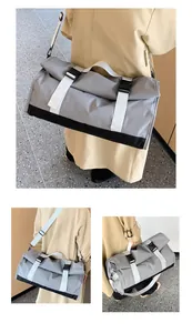 Detalle de bolsa de viaje gris impermeable con cierre enrollable y hebillas ajustables