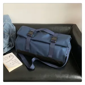 Primer plano de bolsa de viaje azul marino impermeable con hebillas y base muy resistente