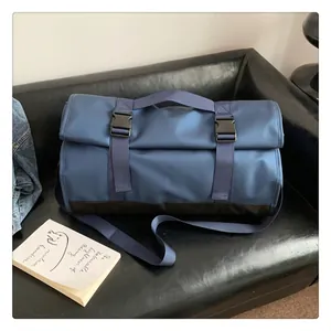 Detalle de bolsa de viaje azul con hebillas y asas sobre un sofá de cuero