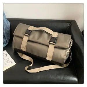Detalle de la bolsa de viaje con cierre enrollable, hebillas y tejido de nailon resistente