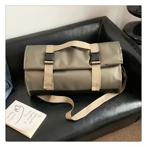 Detalle de bolsa de viaje impermeable con cierre roll-top y correas de refuerzo