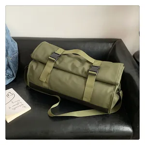 Detalle de bolsa de viaje en nailon impermeable verde oliva con hebilla negra