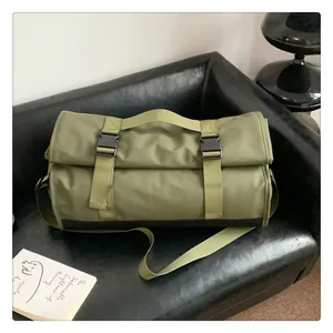 Vista detallada de la bolsa de viaje verde militar con hebillas ajustables y correas