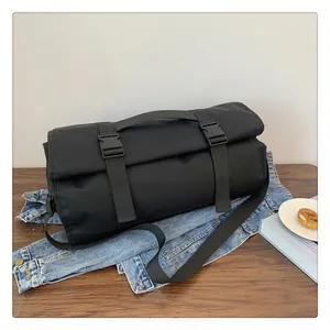 Bolso deportivo negro de nailon con asas reforzadas y correa ajustable para el hombro