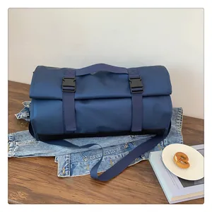 Bolsa de viaje azul oscuro sobre chaqueta vaquera con correa de hombro ajustable de nailon