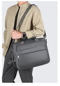 Dettaglio del tessuto impermeabile grigio scuro e della tracolla della borsa da lavoro