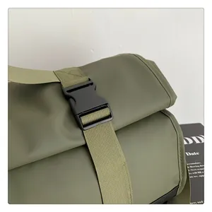Vista detallada de la bolsa de viaje verde militar con hebilla y correa de nailon