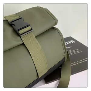 Primer plano de la mochila impermeable verde oliva con detalle de hebilla negra mate