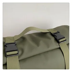 Detalle superior de la bolsa de viaje verde oliva con asa de nailon y hebillas