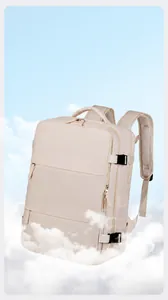 Zaino da viaggio beige espandibile con spallacci imbottiti su sfondo di nuvole e cielo blu