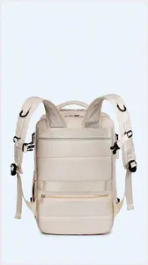 Dettaglio dello schienale in mesh traspirante e spallacci imbottiti dello zaino beige
