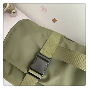 Detalle de bolsa de viaje verde militar con costuras reforzadas y cierre de hebilla plástica