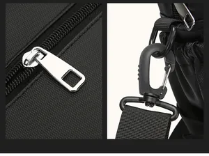 Dettaglio della cerniera e dell'anello a D sulla borsa porta computer Oxford impermeabile