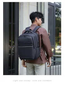 Vue latérale du sac à dos business noir avec poches zippées porté par un mannequin