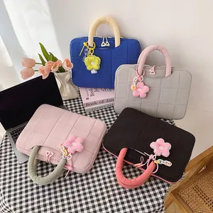 Gesteppte 16-Zoll-Laptoptasche in vier Farben mit Blumenanhänger und dicken Griffen