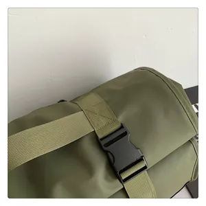 Detalle de tela impermeable verde militar y hebilla en la mochila grande de viaje