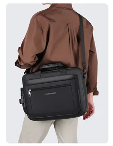 Vista dettagliata della borsa da lavoro in pelle nera con tracolla e manici robusti