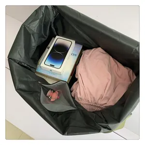 Vista interior de la bolsa de viaje grande negra con almacenamiento amplio y bolsillo transparente