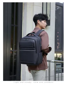 Détail d'un sac à dos professionnel noir extensible avec plusieurs compartiments zippés
