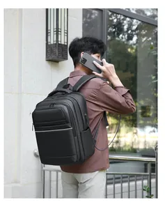 Détail du sac à dos business imperméable avec port de charge USB intégré et câble de connexion