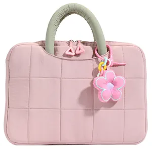 Gesteppte hellrosa 16-Zoll-Laptoptasche mit grünen Griffen und Blumenanhänger-Dekor