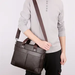 Detalle del bolso de cuero marrón con logotipo grabado y correa de nailon para hombre