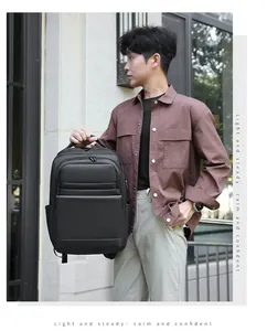 Détail d'un sac à dos professionnel noir avec double fermeture éclair et poche latérale