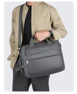 Dettaglio di una borsa da lavoro in Oxford impermeabile con manico spesso e tracolla