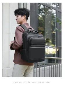 Vue extérieure d'un sac à dos professionnel noir montrant le profil et les bretelles rembourrées