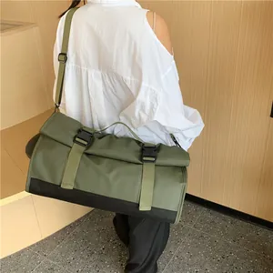 Bolsa de viaje de gran capacidad verde oliva con cierre enrollable y correa ajustable