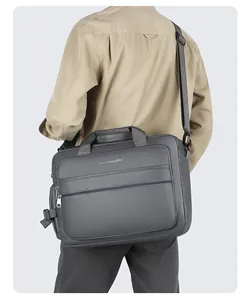 Vista posteriore del modello con borsa da lavoro grigio scuro impermeabile per laptop