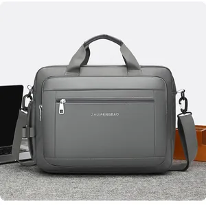 Dettaglio della trama in nylon grigio della borsa con tasche anteriori con cerniera