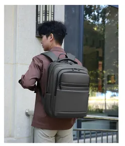 Détail du sac à dos d'affaires extensible et imperméable avec plusieurs compartiments zippés