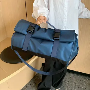 Bolso de viaje grande e impermeable en azul marino y negro para deporte y viaje