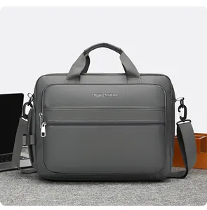 Dettaglio del tessuto in nylon impermeabile e logo sulla borsa da lavoro grigio scuro
