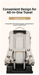 Dettaglio zaino beige con fascia per trolley e schienale in rete traspirante