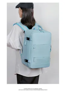 Vista lateral de la mochila de viaje azul con puerto USB y cremalleras de varias capas