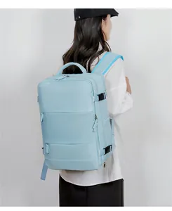 Detalle de mochila de viaje azul claro impermeable con hebillas laterales y correas anchas
