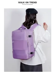 Detalle de mochila de viaje lavanda con correas acolchadas y compartimentos con cremallera