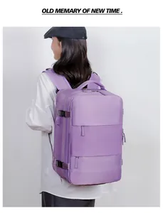 Vista lateral de mochila de viaje morada con compartimento para zapatos en modelo