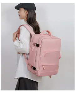 Mochila de viaje rosa, vista lateral con puerto USB y correas laterales ajustables