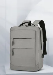 Détail du sac à dos business gris en tissu Oxford avec port de charge USB latéral