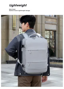 Detalle de mochila de viaje gris con múltiples compartimentos y correas laterales
