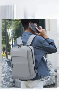 Détail du port de charge USB sur un sac à dos pour ordinateur gris en tissu oxford imperméable