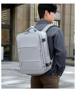 Vista lateral de mochila gris para negocios con hebillas ajustables y compartimento para PC