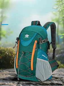 Détail du sac à dos de randonnée 40L avec système dorsal respirant et touches d'orange