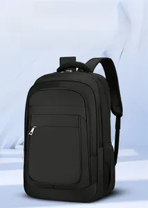 Gros plan du sac à dos d'affaires noir étanche avec poche latérale et poignée robuste