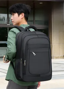 Sac à dos professionnel noir pour homme porté par un mannequin en extérieur