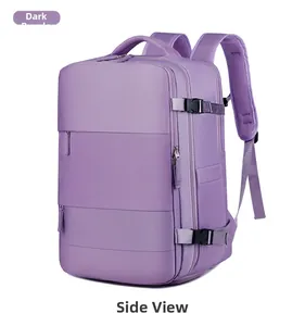 Vista laterale dello zaino da viaggio viola scuro con grande capacità e cinghie